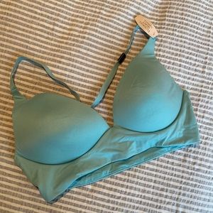 Victoria’s Secret lightly lined plunge bra 34C